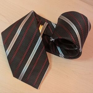 DONALD J. TRUMP Signature Elegant Black and Silver Tie with Stripes